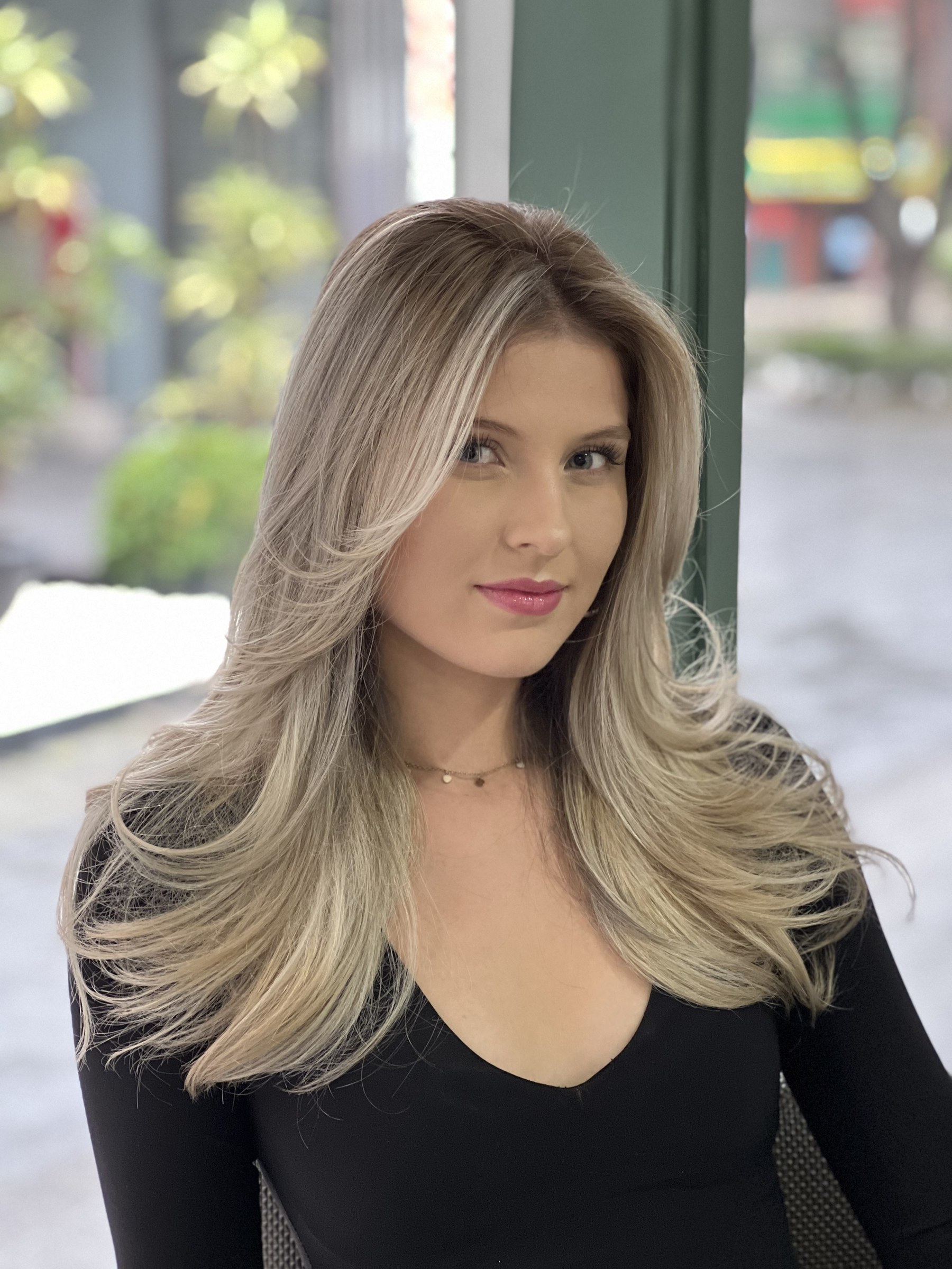 Rubio platino con corte de capas en MARROKI salón Condesa