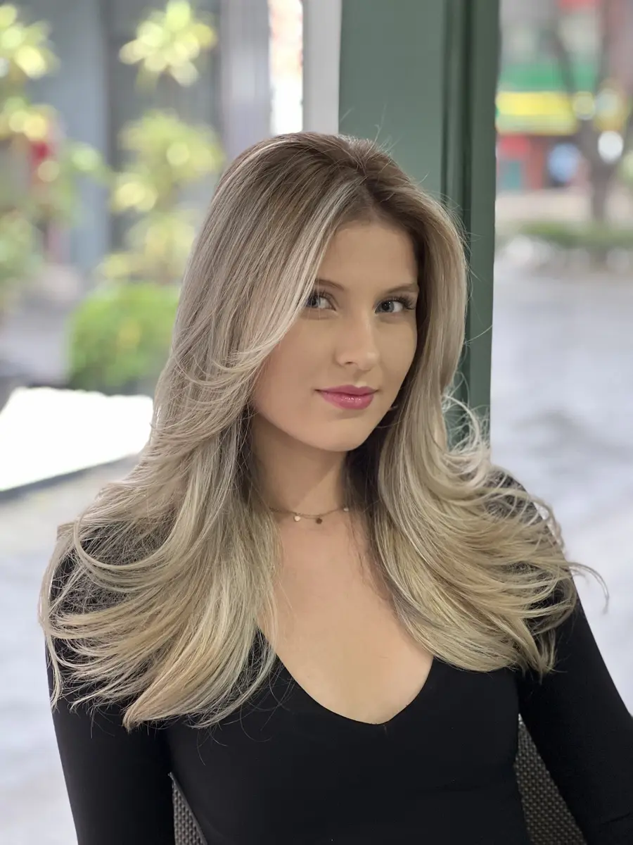 Rubio platino con corte de capas en MARROKI salon Condesa